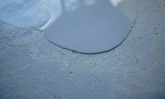 Jak posadzki epoksydowe chronią przed chemikaliami i wilgocią?