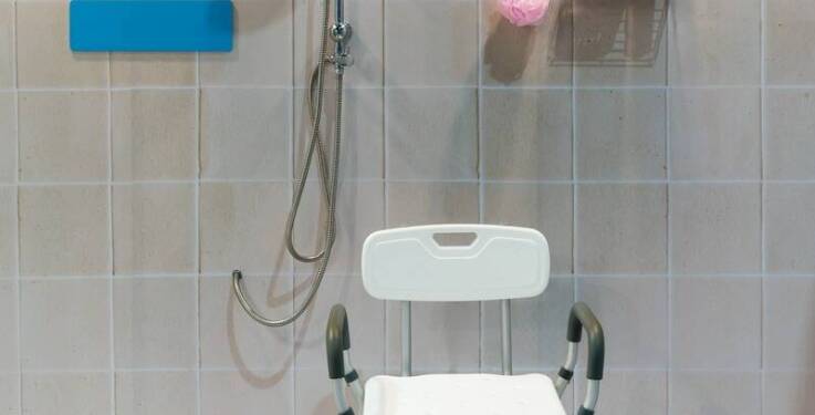 Kluczowe właściwości krzeseł prysznicowych zwiększające bezpieczeństwo użytkowników