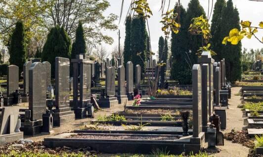 Najważniejsze czynniki przy wyborze nagrobka: trwałość, estetyka, cena