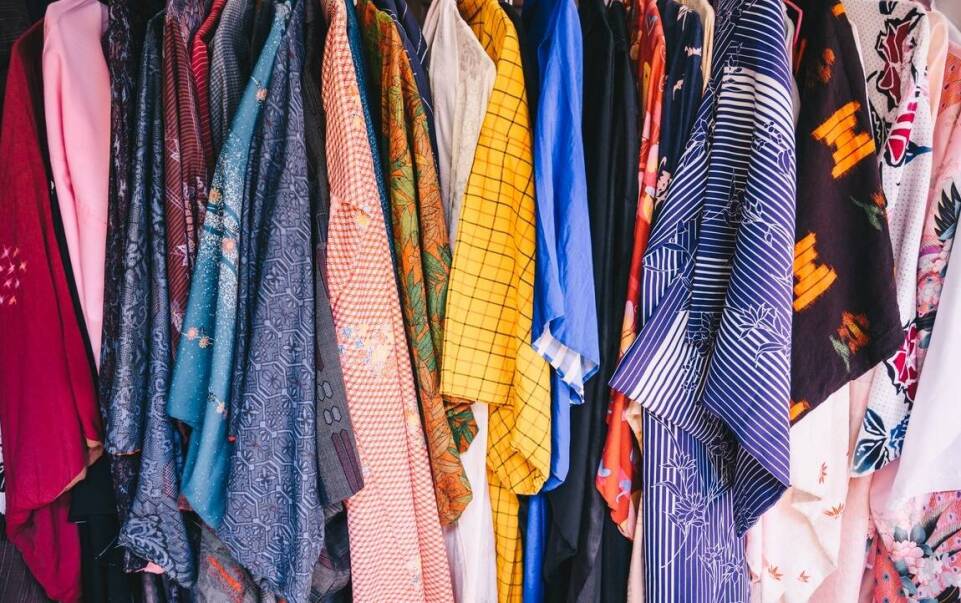 Różnorodność wzorów i kolorów tureckich koszul męskich w ofercie hurtowej