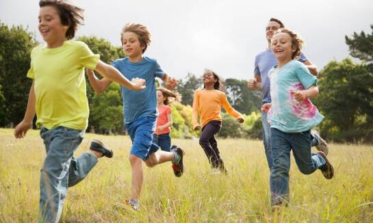 Trampoliny w parku linowym: jakie korzyści przynoszą dzieciom