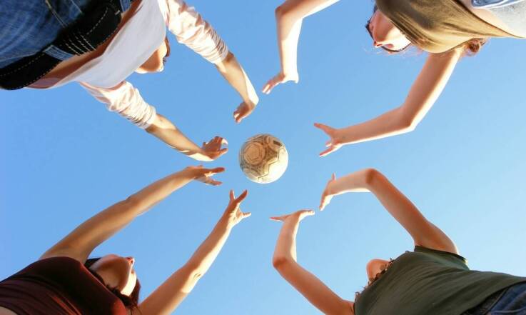 Boisko do siatkówki na terenie naszego zajazdu – sportowe emocje dla gości