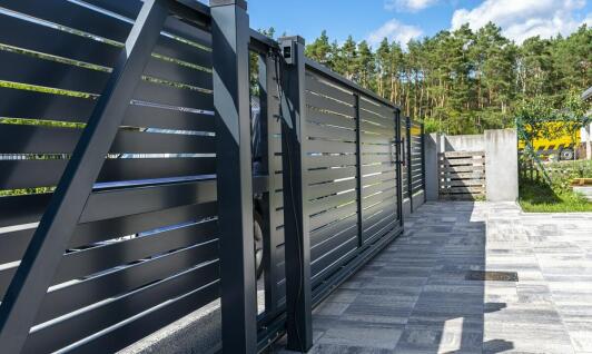 Jakie wyzwania rozwiązują napędy do bram przesuwnych w przestrzeniach publicznych?