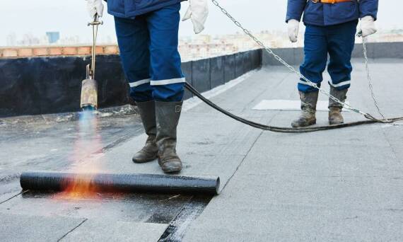 Techniki czyszczenia dachu przed hydroizolacją – dlaczego to ważne?