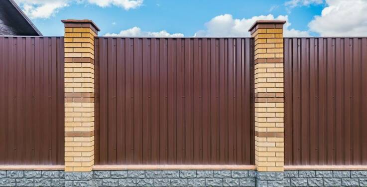 Wpływ prefabrykowanej podmurówki betonowej na wygląd i funkcjonalność ogrodzenia