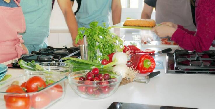 Znaczenie dostępu do w pełni wyposażonej kuchni w noclegach pracowniczych