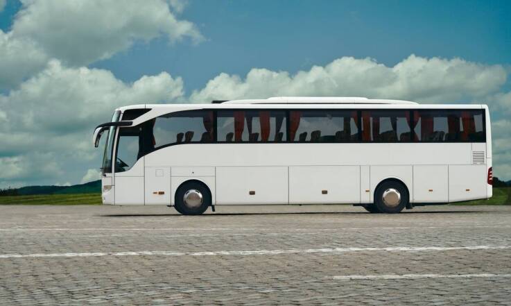 Dlaczego wybór busów jest korzystniejszy od własnego samochodu czy samolotu?