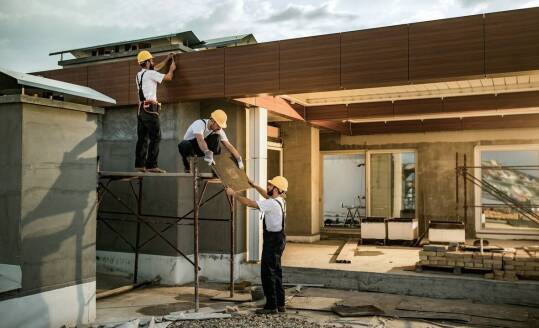 Dlaczego terminowość realizacji projektów jest kluczowa w branży dekarskiej?