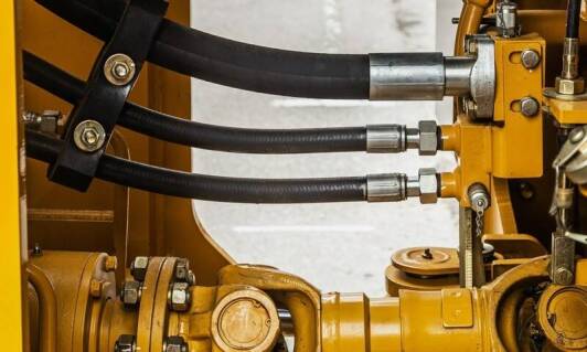 Porównanie efektywności napędów hydraulicznych w różnych gałęziach przemysłu