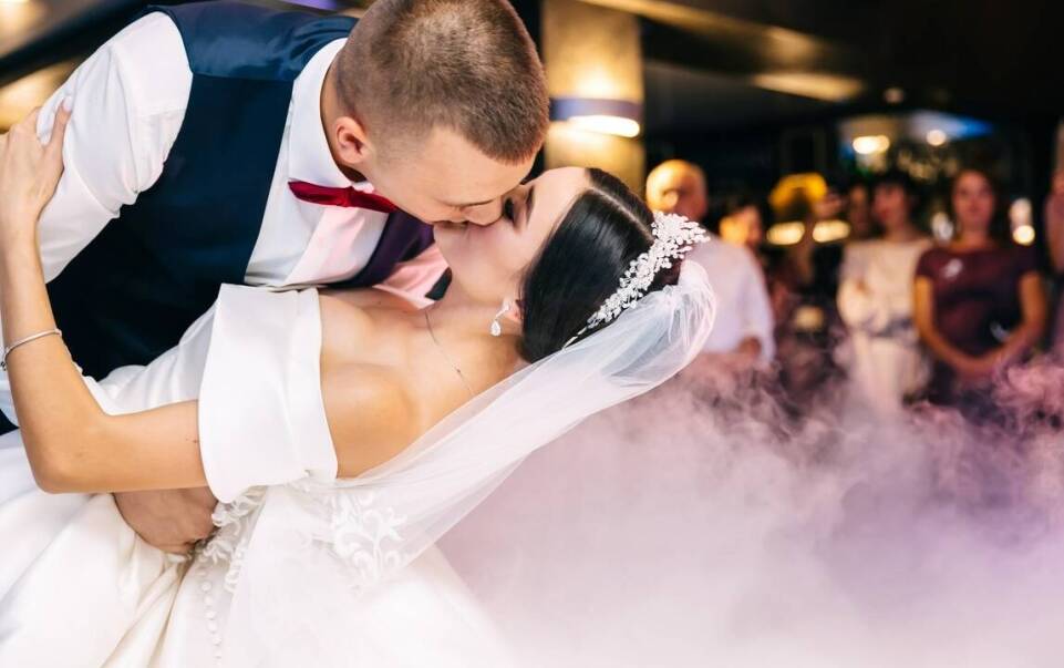 Jak wybrać polecany zespół muzyczny na wesele, aby zachwycić gości?