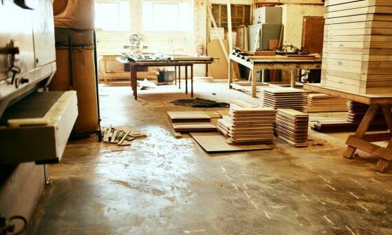 Precyzyjne cięcie drewna w produkcji mebli