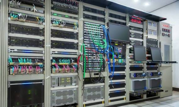 Jak wybrać odpowiednią wielkość szafy rack? 