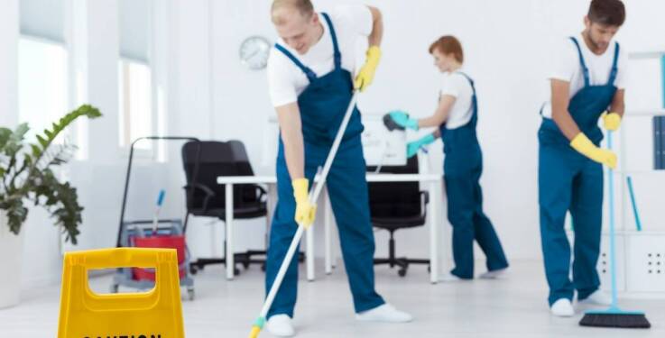 Skuteczne czyszczenie posadzek w halach produkcyjnych – jakie środki czystości wybrać?