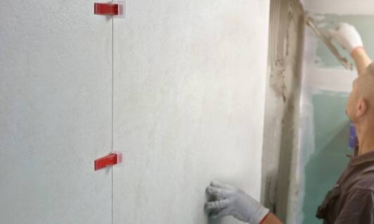 W jaki sposób biały klej do płytek może poprawić odporność na wilgoć?