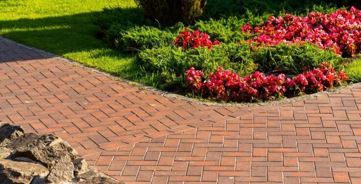 Zastosowanie krawężników w projektach brukarskich – korzyści estetyczne i praktyczne