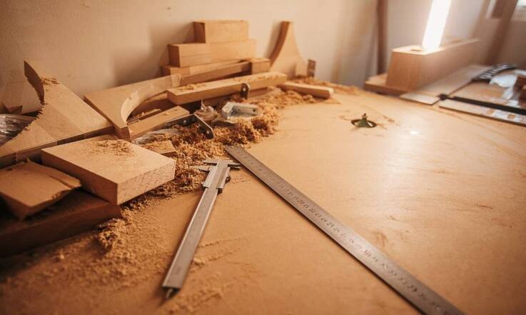 Jakie materiały są najlepsze do produkcji regałów na zamówienie?