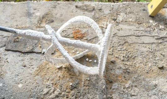 Tynk betonowy a akustyka – czy wpływa na wyciszenie wnętrz?