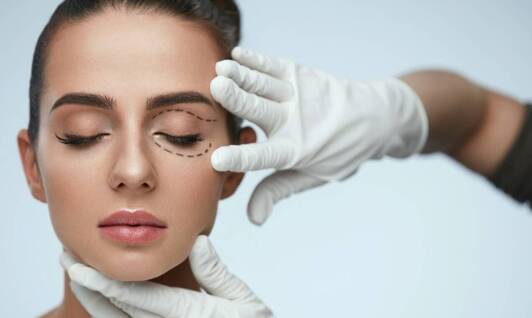 Jak pozbyć się opadających powiek za pomocą plazmy?