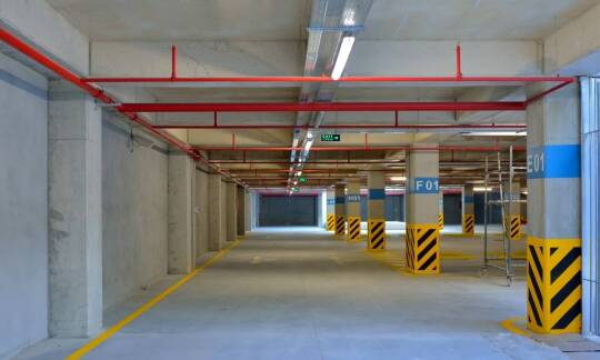 Jakie technologie bezpieczeństwa stosowane są na parkingu pyrzowice kolejowa 52?