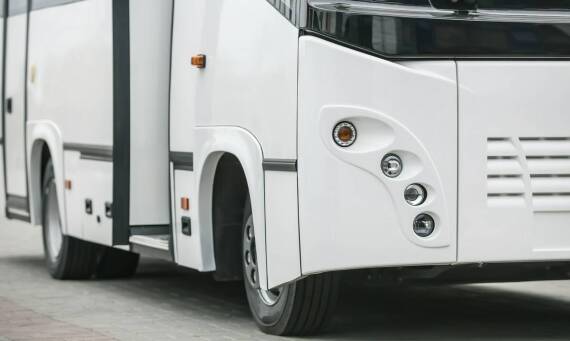 Jakie standardy wyposażenia oferują busy do transportu międzynarodowego z Warszawy?