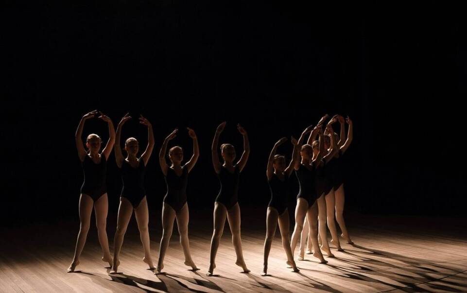 Jakie techniki oświetleniowe można zastosować w blackroomie?