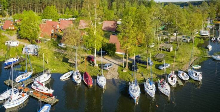 Zajęcia sportowe na polu namiotowym: jak aktywnie spędzić czas nad morzem?