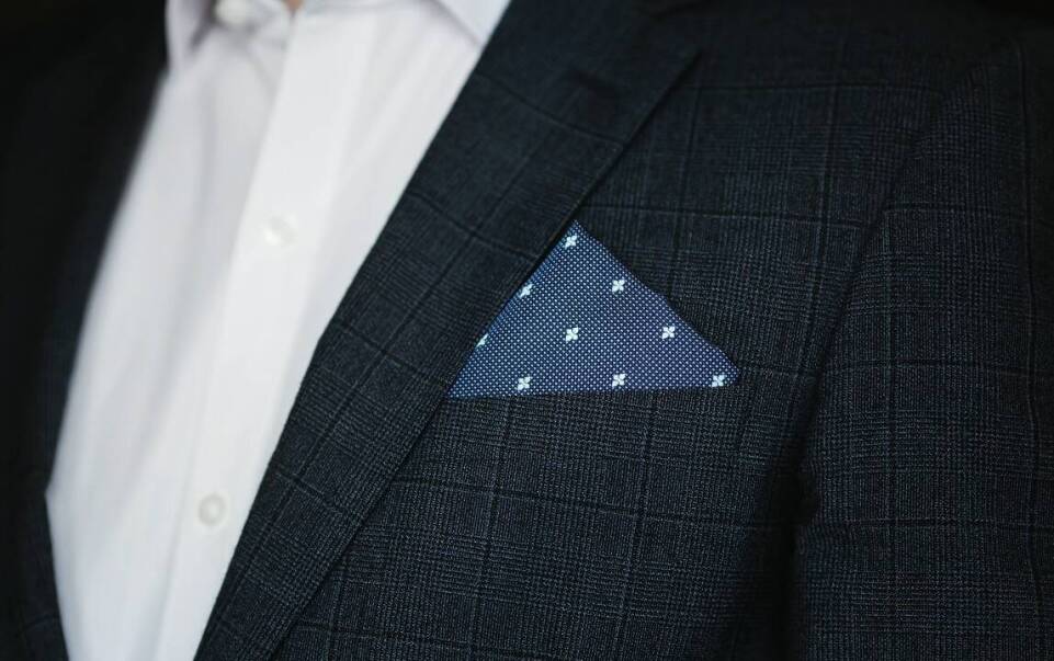 Wpływ detali na wygląd klasycznego garnituru męskiego – co warto wiedzieć?