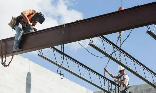 Wpływ precyzji montażu na trwałość i bezpieczeństwo hal stalowych