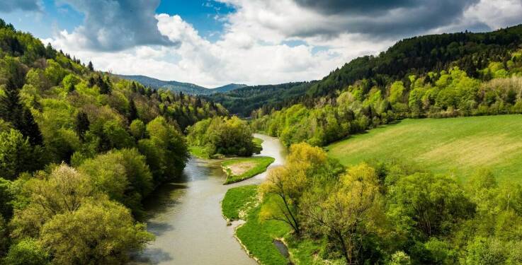 Jak pole namiotowe nad morzem dba o ochronę środowiska naturalnego?