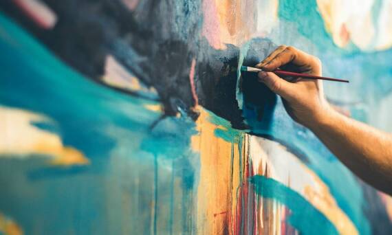 Zastosowanie pędzla ławkowca do makijażu w tworzeniu efektu ombre na ścianach