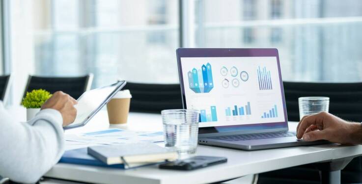 Jak szczegółowe raporty kosztów wpływają na podejmowanie decyzji biznesowych?