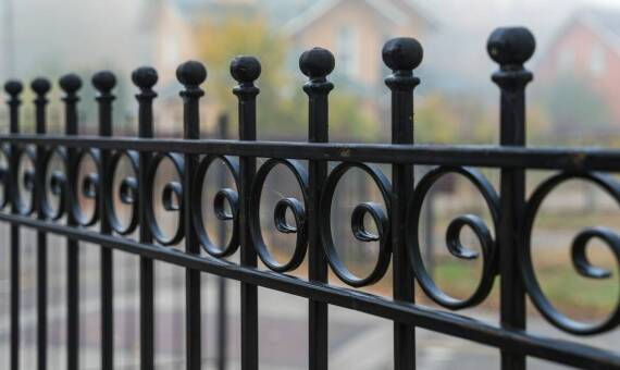 Przewodnik po rodzajach ogrodzeń metalowych – który typ wybrać?