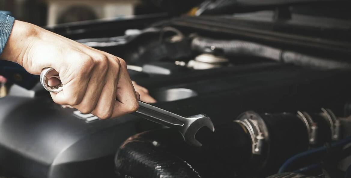 Kiedy należy rozważyć naprawę haka holowniczego, a kiedy jego wymianę?