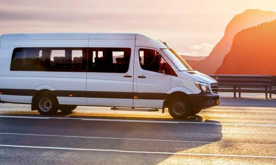 Tanie busy wynajem jako ekologiczna opcja transportu na wycieczki turystyczne