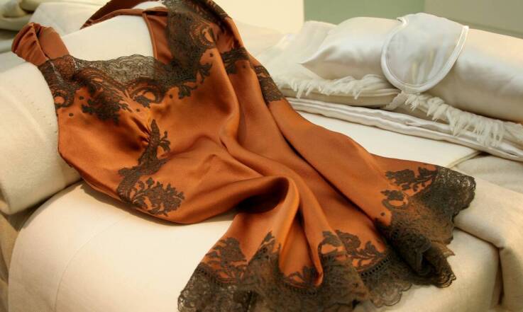 Jak ażur może odmienić klasyczne wzory tkanin w modzie damskiej?