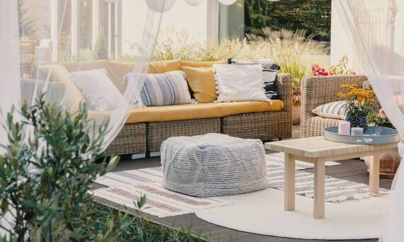 Odporne na warunki atmosferyczne stelaże – dlaczego warto na nie postawić?