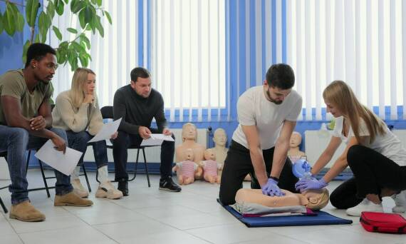 Jak wygląda szkolenie z pierwszej pomocy w praktyce?
