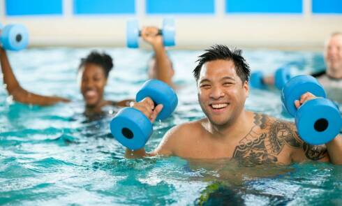 Zajęcia pływackie dla dorosłych we Wrocławiu – jakie techniki doskonalimy?