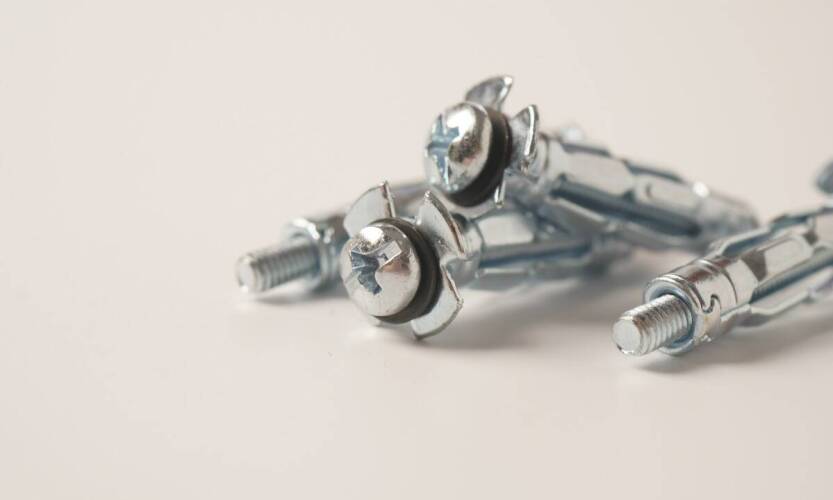 Porównanie różnych typów śrub montażowych pod kątem trwałości