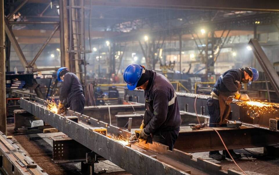 Jak spawanie wpływa na trwałość hal stalowych?