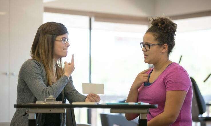 Rehabilitacja po operacjach tarczycy - jak foniatra w Koszalinie wspiera pacjentów?