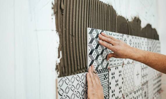 Cegiełki na ścianie: jak wybrać najlepsze materiały do swojego wnętrza?