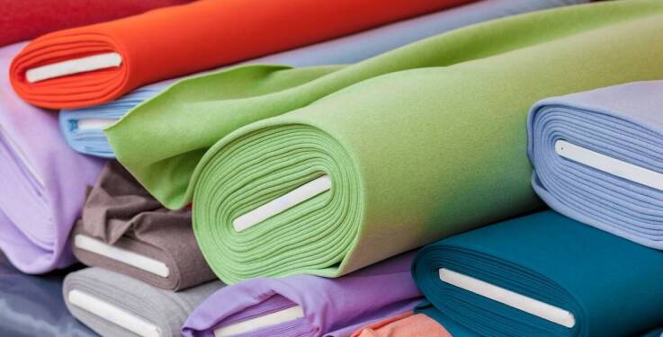 Farbowanie tkanin: jak wpływa na ich odporność na warunki atmosferyczne?