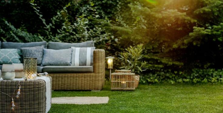 Estetyka i trwałość – co wyróżnia komplety mebli ogrodowych metalowych?