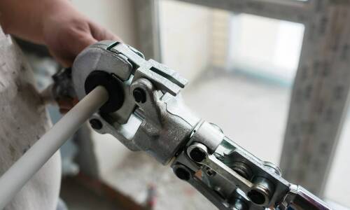 Jakie nowoczesne narzędzia stosujemy do przepychania rur?