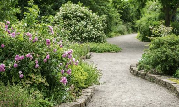 Estetyka i funkcjonalność: zastosowanie cegieł z rozbiórki w ogrodzie