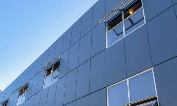 Zalety płyt aluminiowych w nowoczesnych konstrukcjach budowlanych