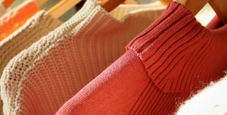 Jak sukienki z outletu mogą wzbogacić ofertę sklepu stacjonarnego?