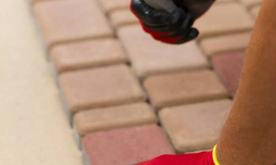 Budowa chodników z kostki brukowej – na co zwrócić uwagę?