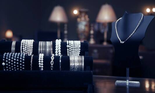 Stylowe połączenia: jak zestawiać srebrne łańcuszki z innymi metalami?